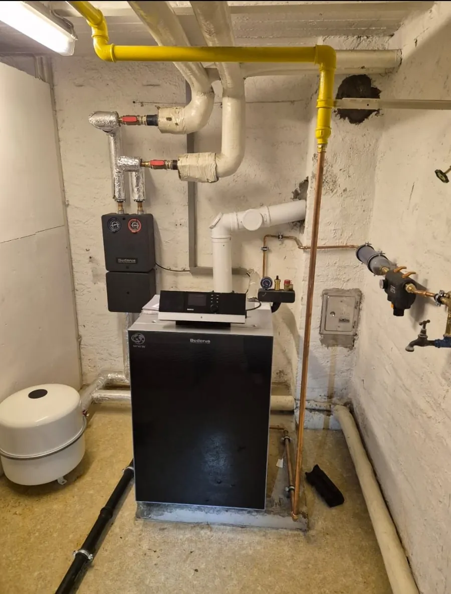 Neu installierte Buderus Gastherme im Keller mit Verteiler und Ausdehnungsgefäß